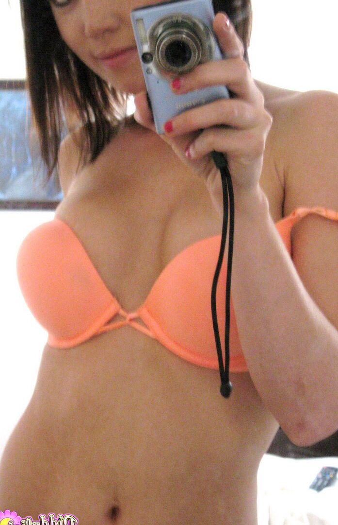 12P Der bezaubernde Teenager Diddylicious zieht ihren Büstenhalter aus, während er Spiegel-Selfies macht
