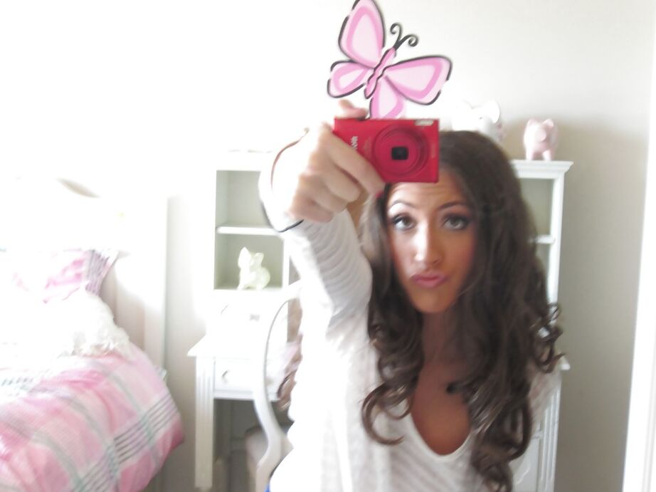 16P Lizz Tayler, petite amie sexy aux gros seins, écarte la chatte.