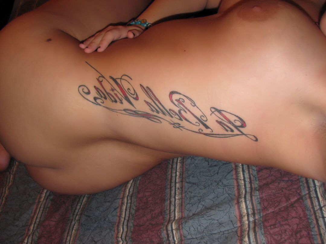 18P La jolie fille Roxy tire la langue pendant une action nue en gros plan