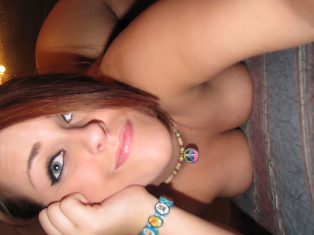 18P La jolie fille Roxy tire la langue pendant une action nue en gros plan