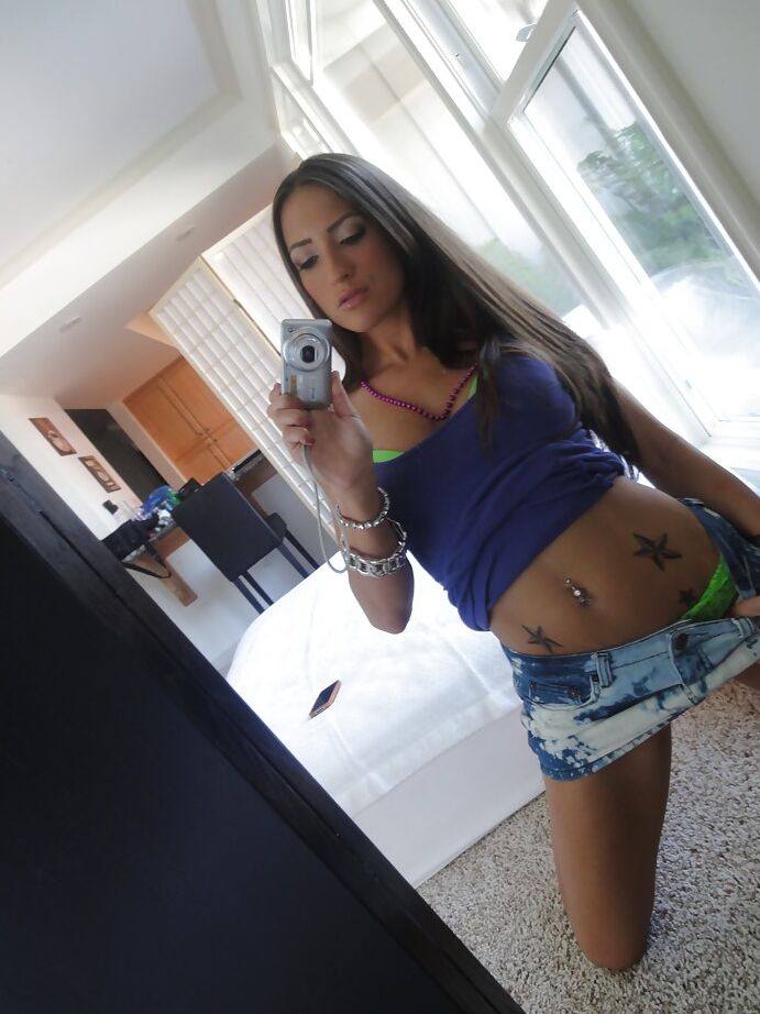 16P La sexy novia Lizz Tayler se quita las bragas para exponer su cuerpo