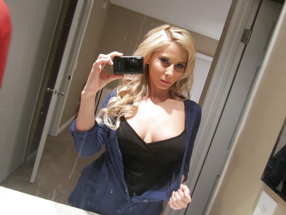 16P A loira gostosa Madison Ivy descobre seios perfeitos para tirar fotos no espelho do banheiro
