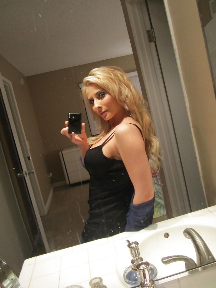 16P A loira gostosa Madison Ivy descobre seios perfeitos para tirar fotos no espelho do banheiro