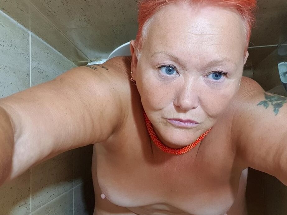 20P La grosse mamie aux cheveux roux Valgasmic Exposed prend des selfies nues à la maison