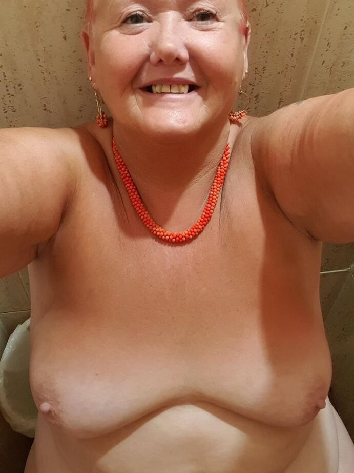 20P La grosse mamie aux cheveux roux Valgasmic Exposed prend des selfies nues à la maison
