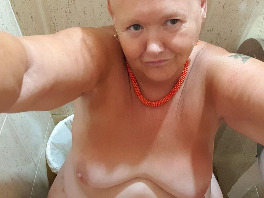 20P La grosse mamie aux cheveux roux Valgasmic Exposed prend des selfies nues à la maison