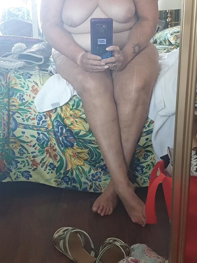 20P La grosse mamie aux cheveux roux Valgasmic Exposed prend des selfies nues à la maison