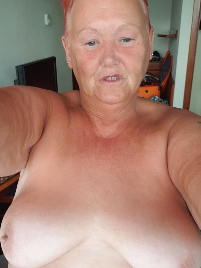 20P La grosse mamie aux cheveux roux Valgasmic Exposed prend des selfies nues à la maison