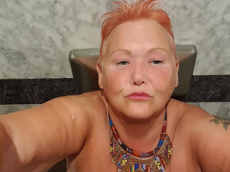 20P La grosse mamie aux cheveux roux Valgasmic Exposed prend des selfies nues à la maison