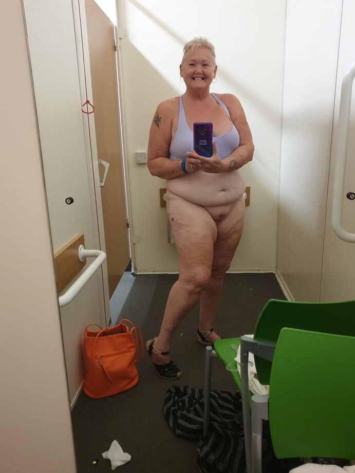 20P La grosse mamie aux cheveux roux Valgasmic Exposed prend des selfies nues à la maison