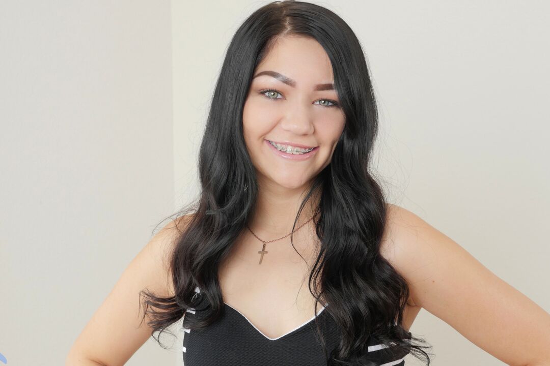 16P La linda morena Karly Baker con frenillos masturbándose el coño desnuda con un vibrador