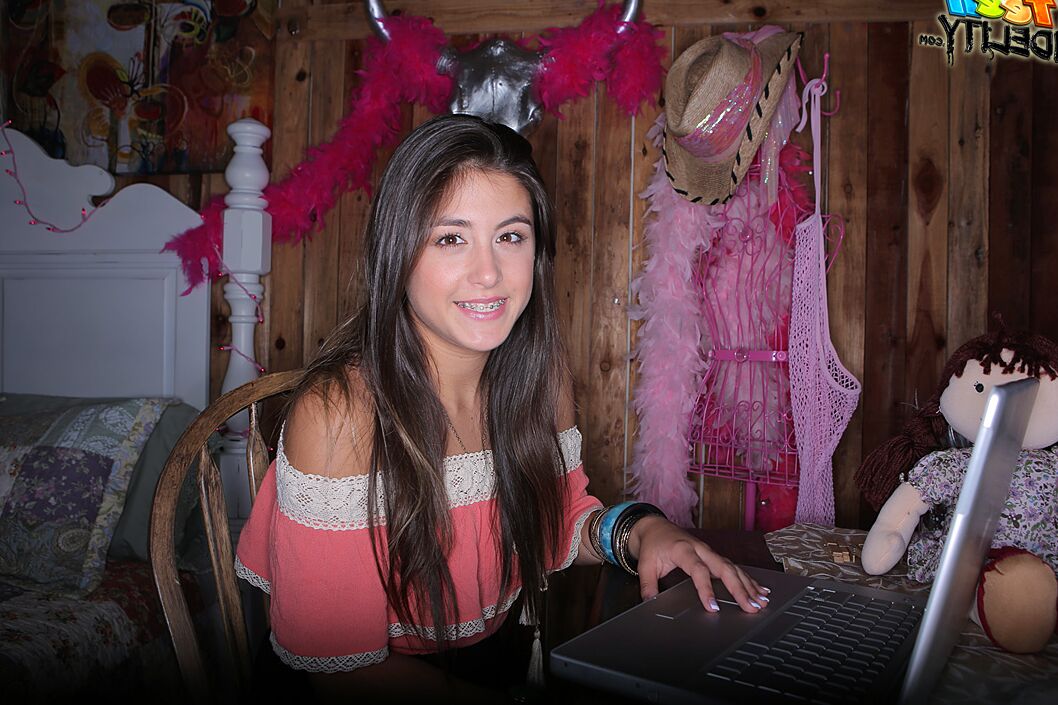 16P La adolescente apenas legal Natalie Monroe se lleva del coño a la boca una gran polla