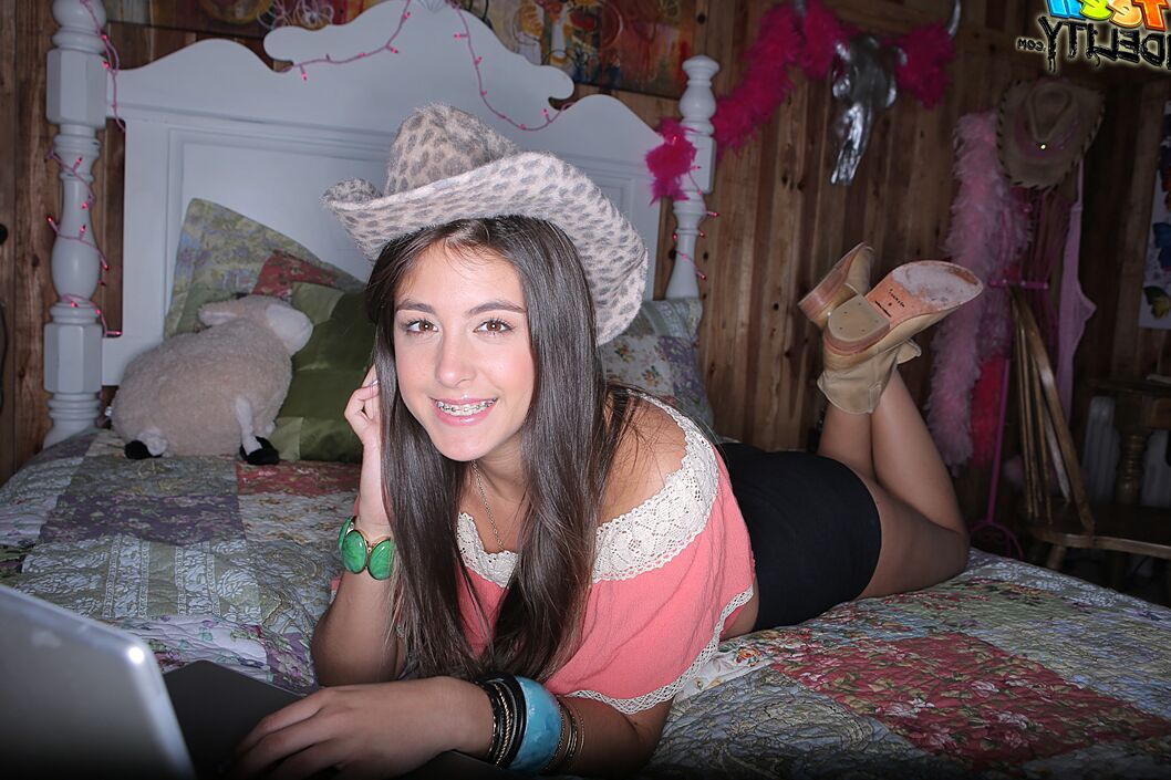 16P La adolescente apenas legal Natalie Monroe se lleva del coño a la boca una gran polla