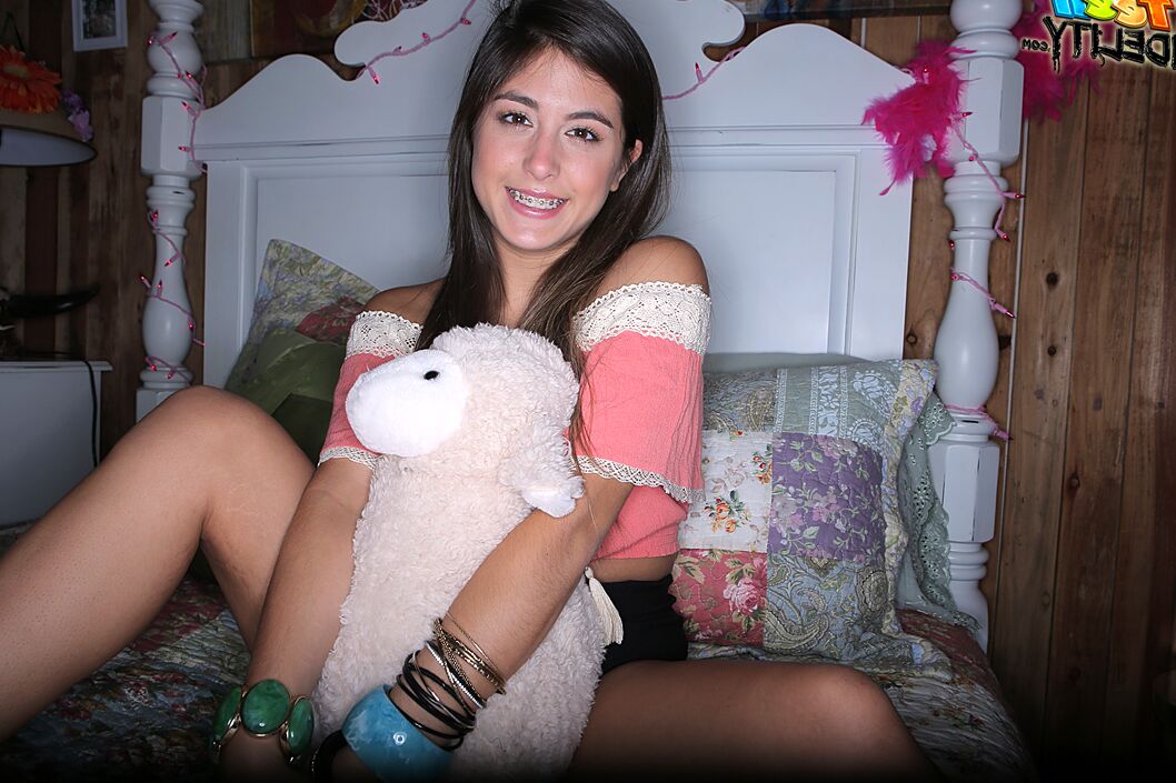 16P La adolescente apenas legal Natalie Monroe se lleva del coño a la boca una gran polla