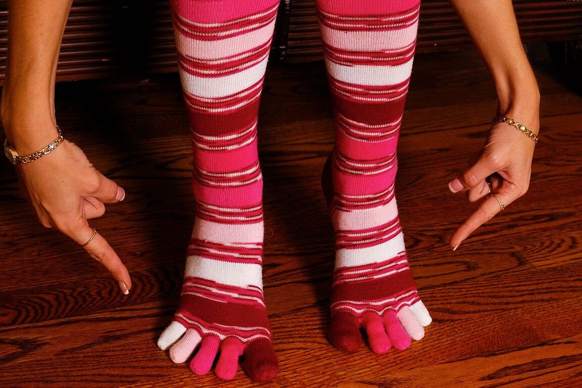 18P La chaude blonde Lea en appareil dentaire et chaussettes aux genoux montre sa chatte d'adolescente taillée.