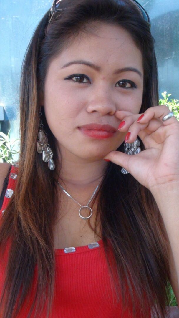 15P Pequena garota filipina se despe e se masturba na cama para um turista sexual