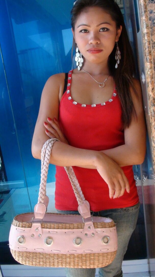15P Pequena garota filipina se despe e se masturba na cama para um turista sexual