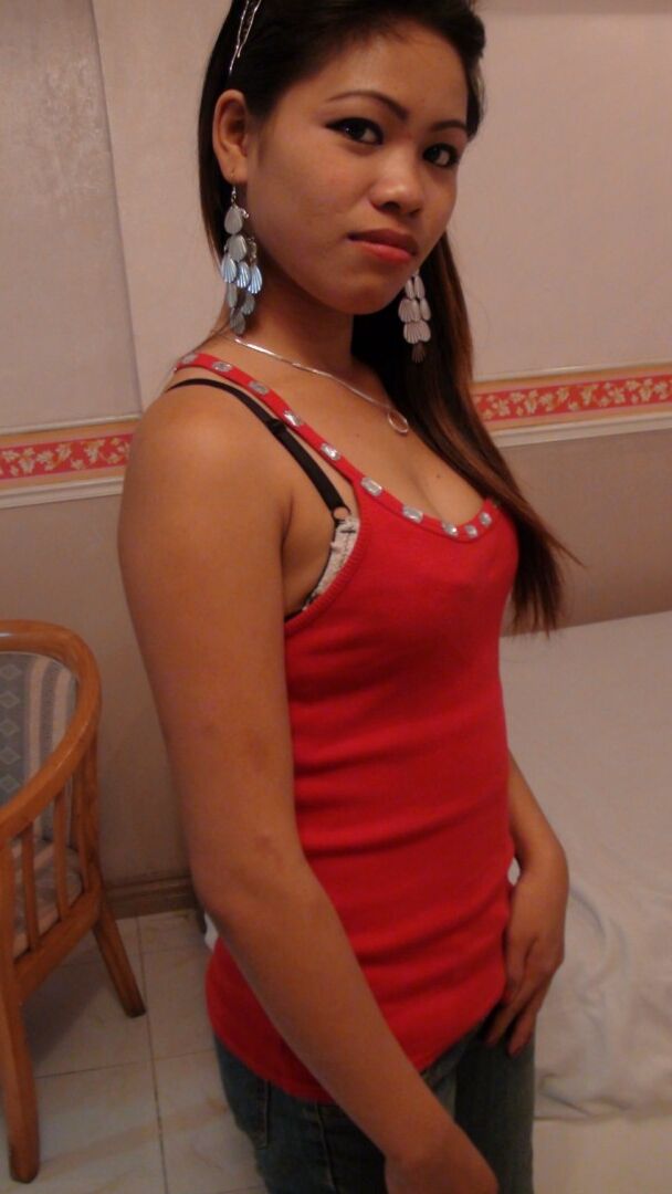 15P Pequena garota filipina se despe e se masturba na cama para um turista sexual