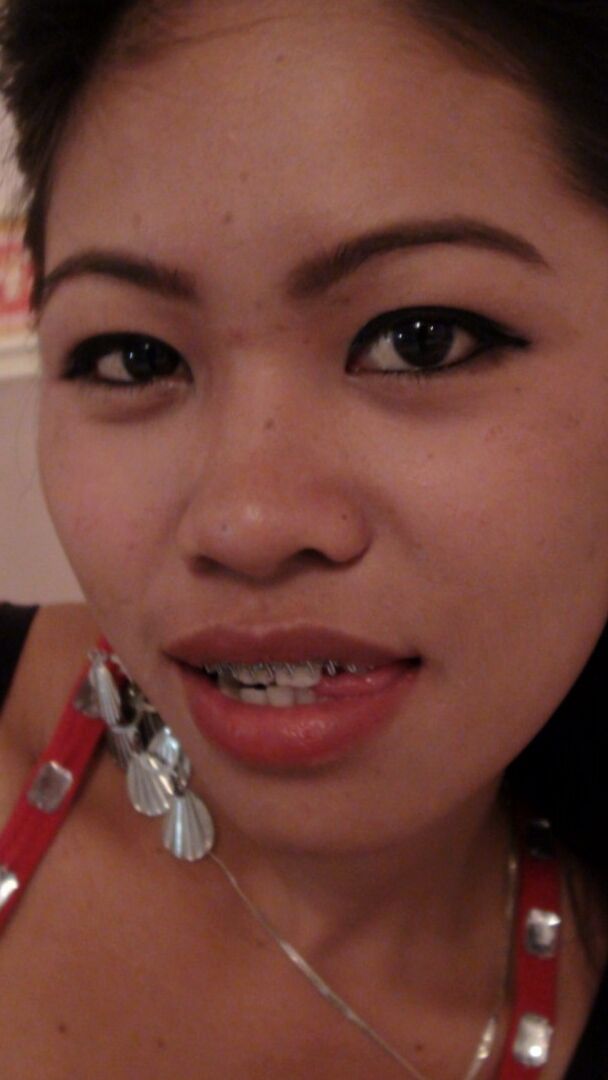 15P Pequena garota filipina se despe e se masturba na cama para um turista sexual