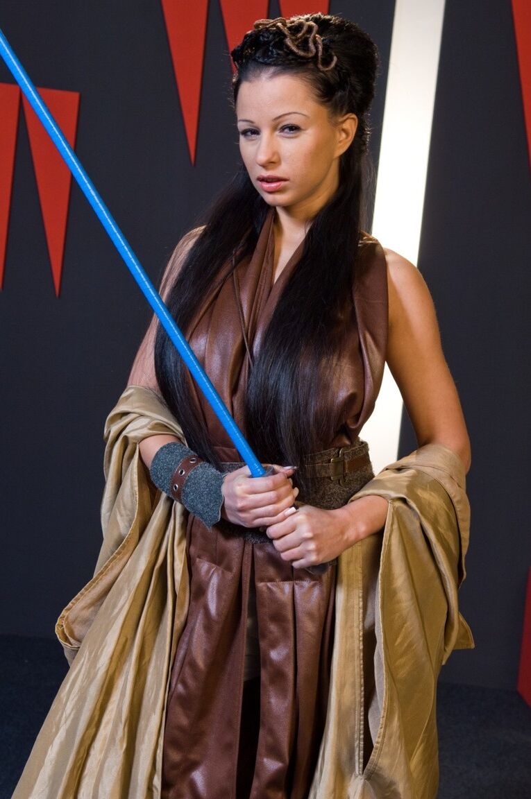 20P La morena Tera Bond con grandes tetas follada en un cosplay de Star Wars