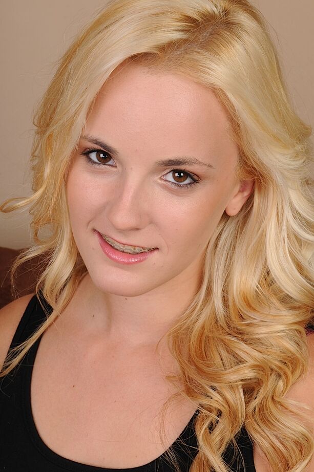 12P Die junge Blondine Sara öffnet ihre kleinen Titten, bevor sie ihre süße Muschi zeigt