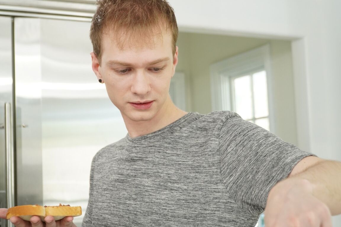 21P Die schlanke Blondine Megan Holly gibt einen schönen Blowjob, während der Typ frühstückt