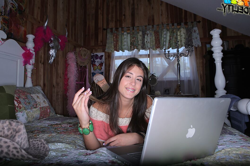 16P La jovencita con frenillos Natalie Monroe se mete del coño a la boca una gran polla