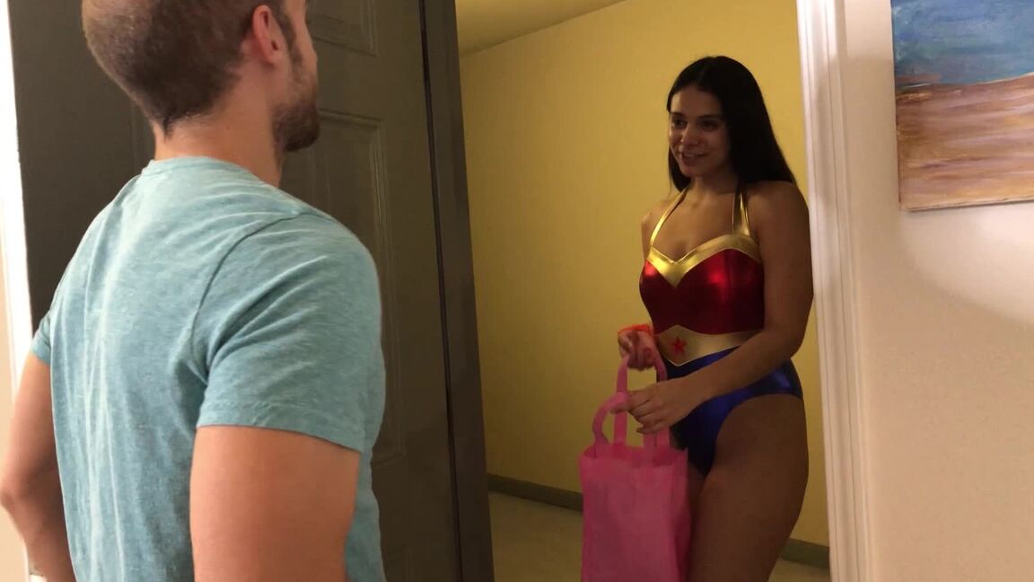 12P Une amatrice brune reçoit une éjaculation bouche ouverte après un rapport sexuel en vêtements de cosplay