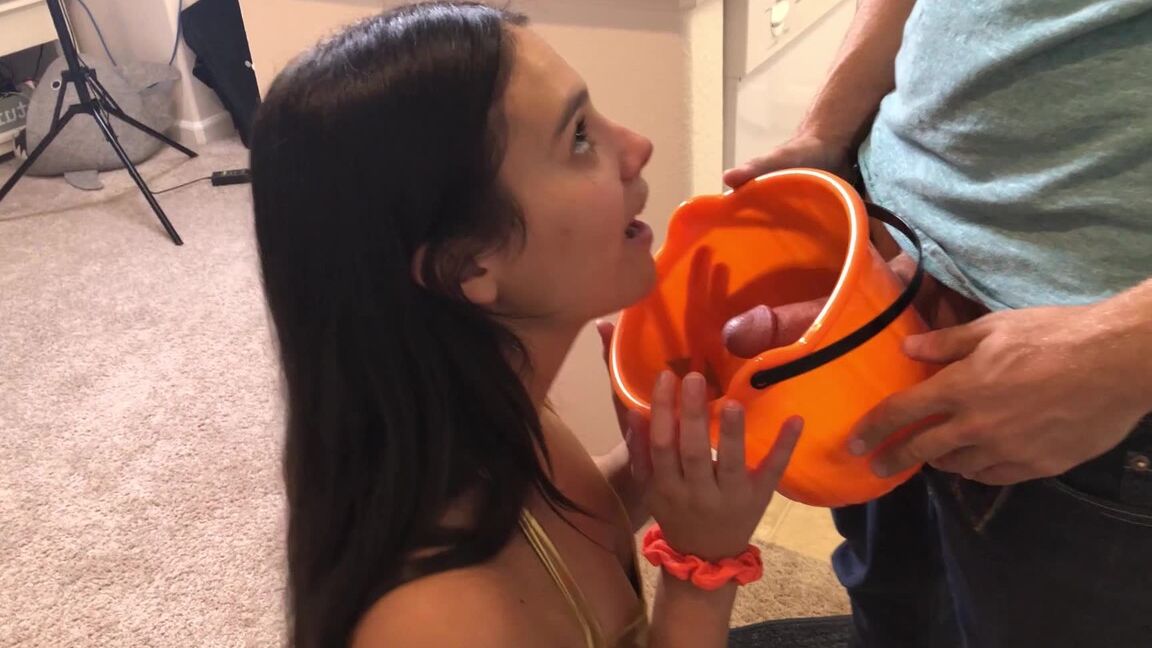 12P Une amatrice brune reçoit une éjaculation bouche ouverte après un rapport sexuel en vêtements de cosplay