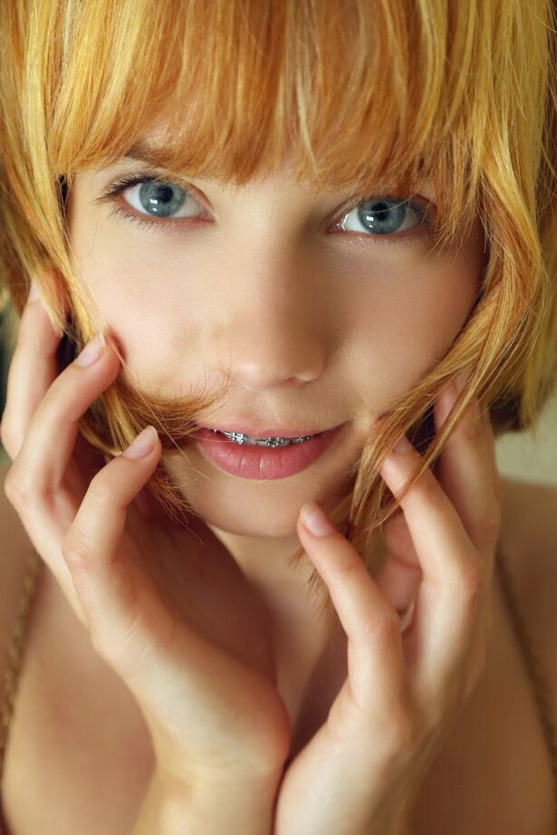 16P L'adorable rousse Lily affiche le corps de sa jeune fille nue