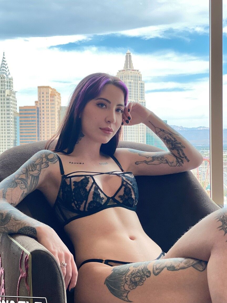 21P Gata morena com tatuagens Charlotte Sartre leva um pau na boca