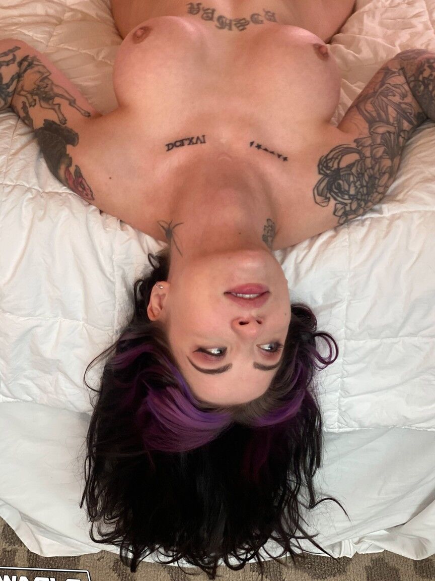 21P Gata morena com tatuagens Charlotte Sartre leva um pau na boca