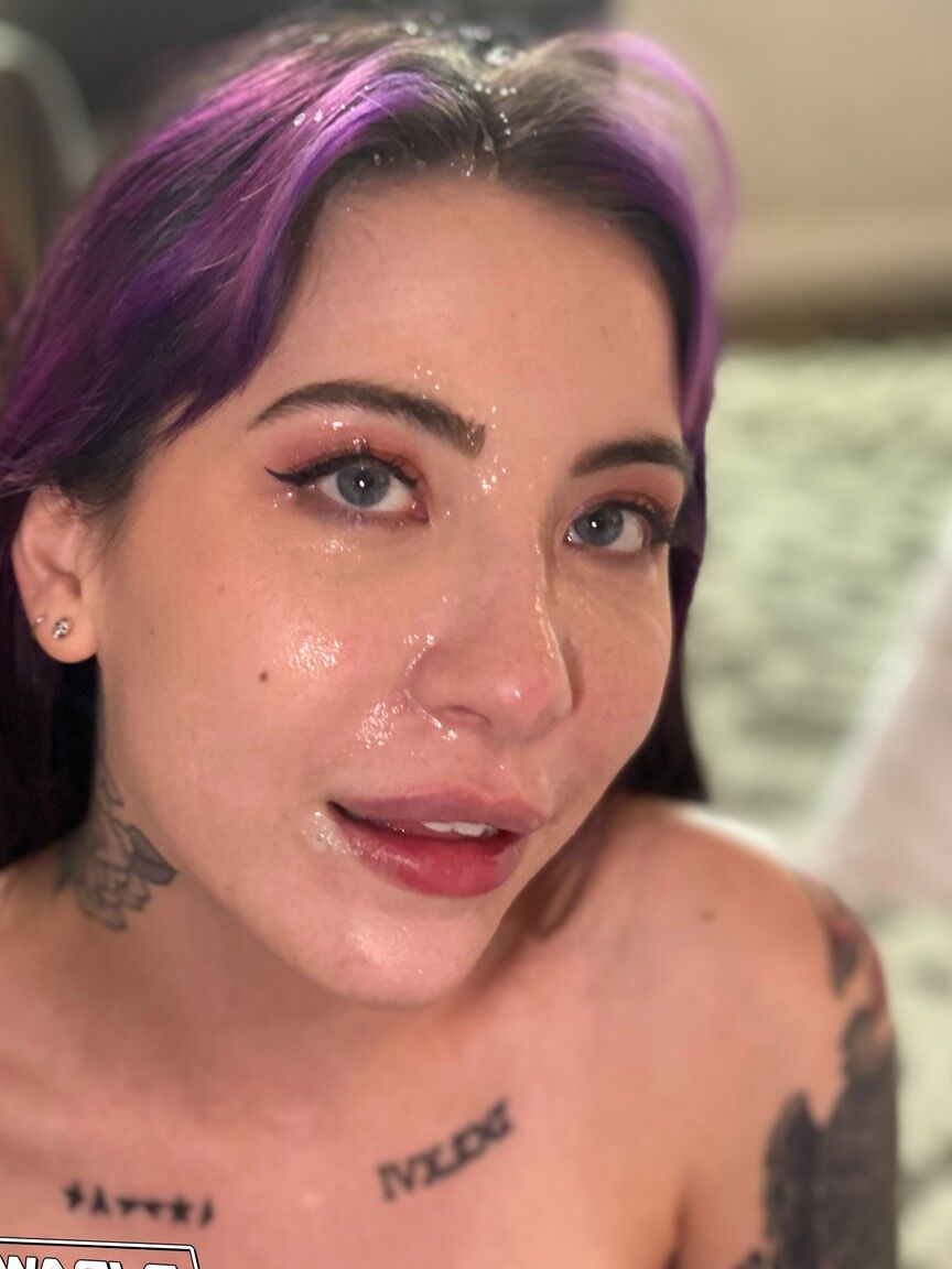 21P Gata morena com tatuagens Charlotte Sartre leva um pau na boca