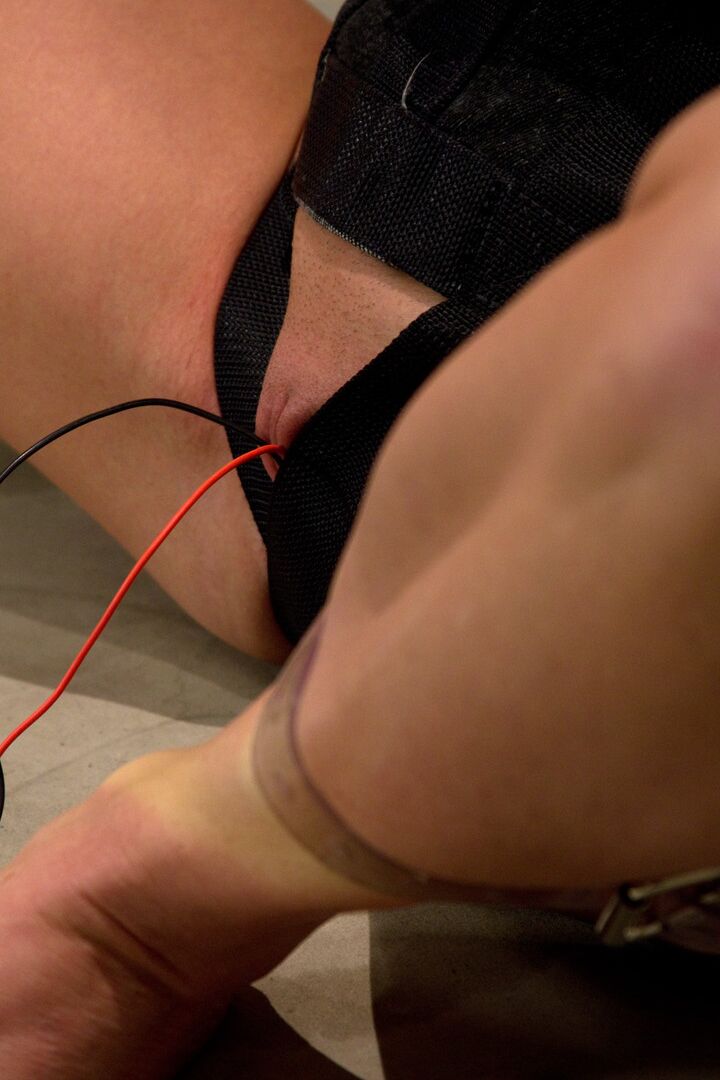 17P Die zurückhaltende Ariel X masturbiert, um die elektrische Folter zu erleichtern