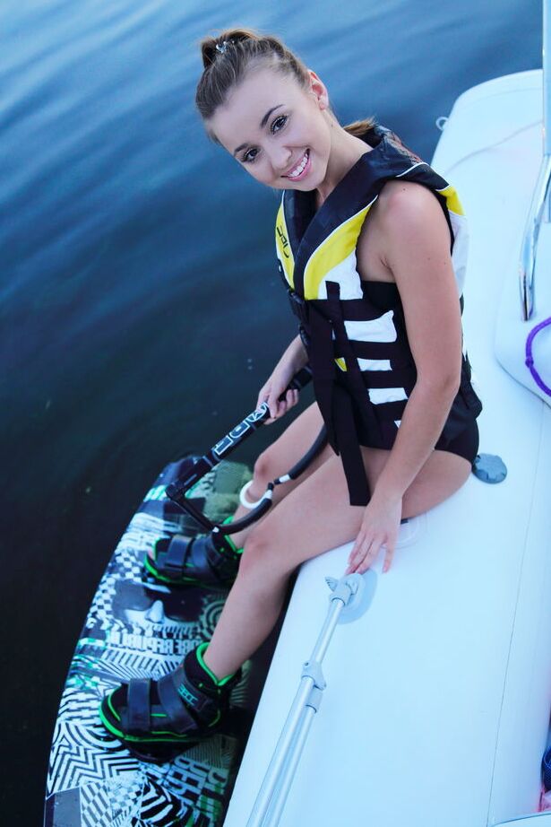18P La linda joven Linda Chase se quita un bikini negro para posar desnuda en un barco