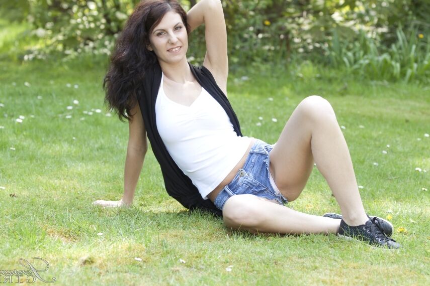 10P Chica morena delgada agarra una teta pequeña mientras se desnuda en la naturaleza