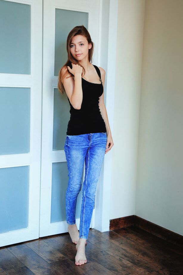 18P A linda jovem Mila Azul tira a calcinha para acariciar peitos grandes