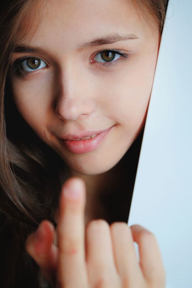 18P A linda jovem Mila Azul tira a calcinha para acariciar peitos grandes