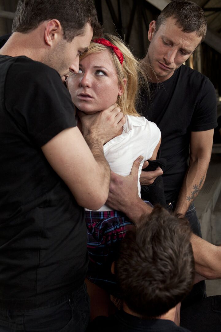 21P La colegiala estadounidense Casey Cumz asada en un salvaje gangbang BDSM