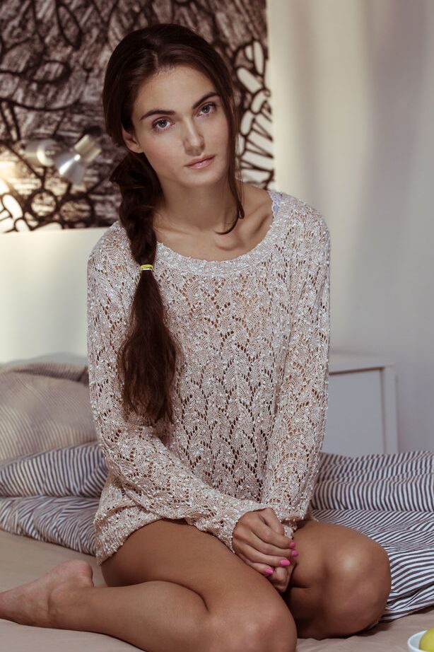 18P Une brune maigre enfile une culotte sur le cul d'une adolescente pendant une diffusion glamour