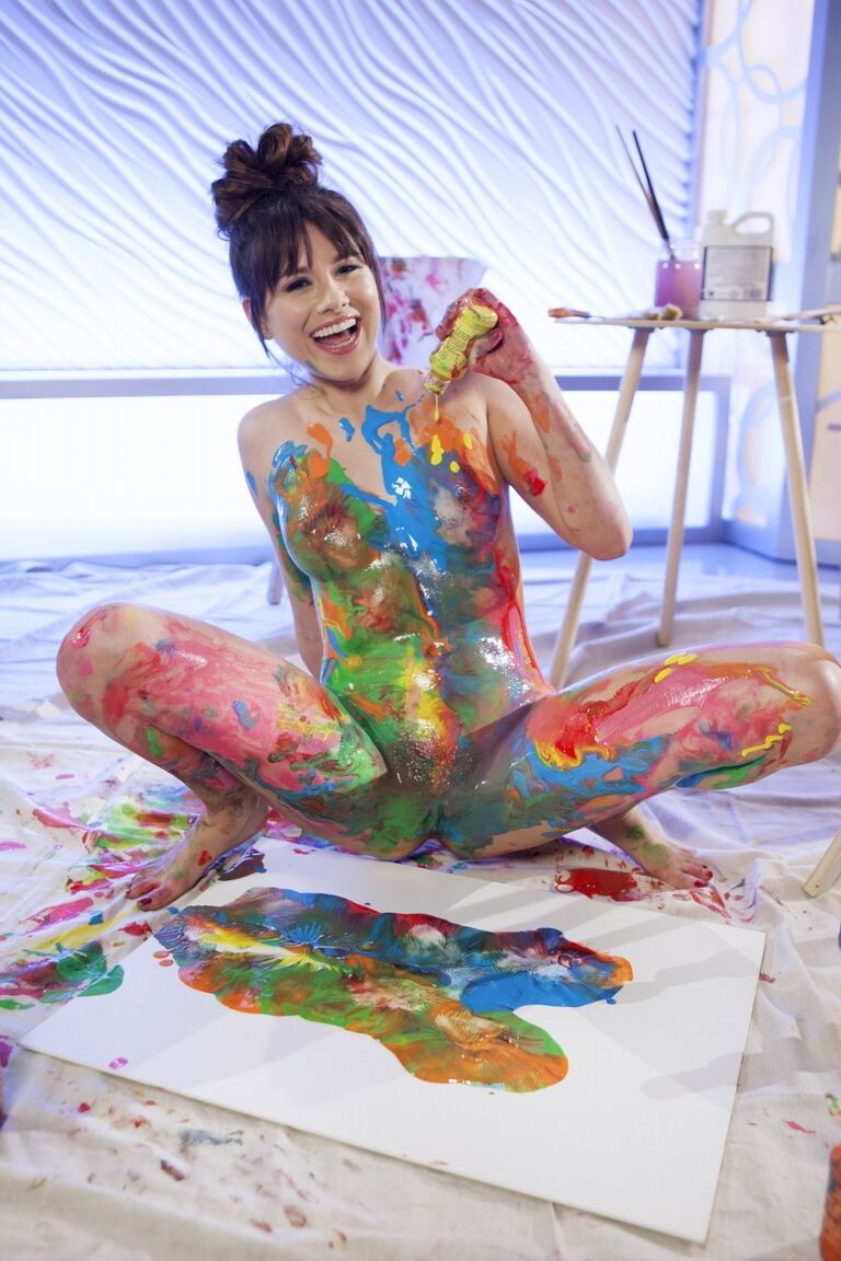 17P A artista sexy Shyla Jennings cobre seios naturais
