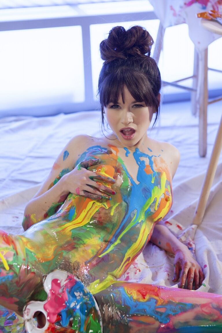 17P A artista sexy Shyla Jennings cobre seios naturais