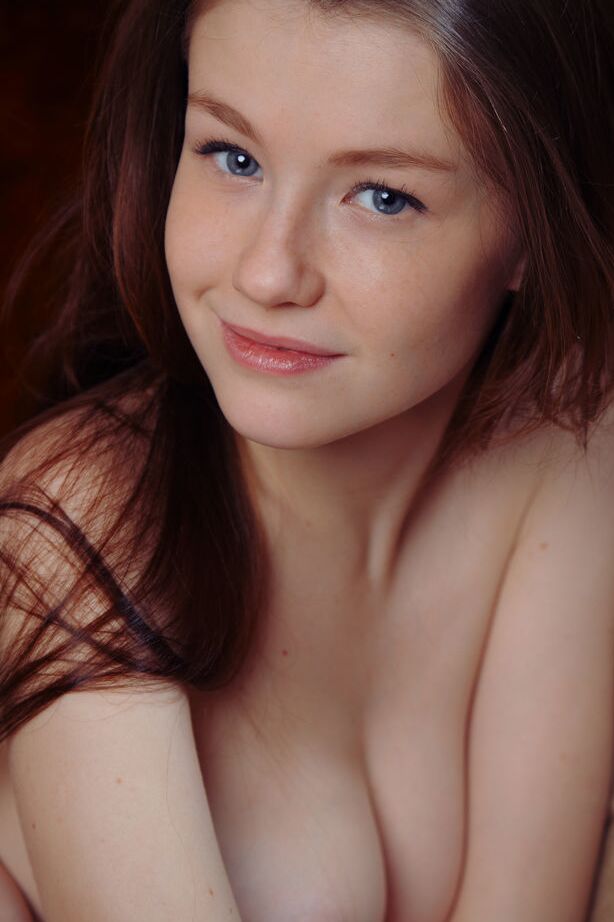 18P La morena Emily Bloom, adornada con medias y ligas, dejando al descubierto sus grandes tetas adolescentes