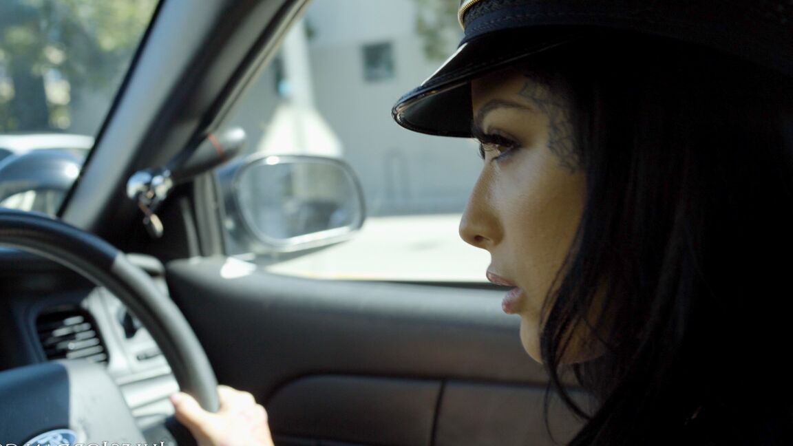 15P La chaude latina Katrina Jade se masturbe dans une voiture avant de faire l'amour avec une BBC