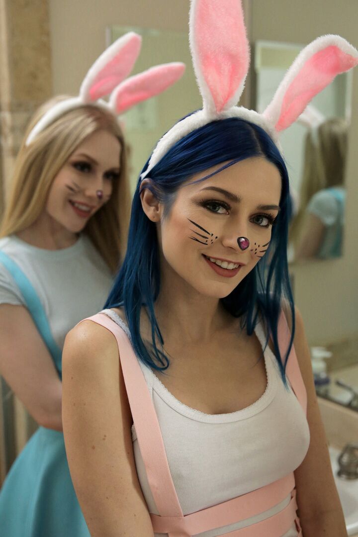16P Chicas lindas se ponen cosplay de orejas de conejo y se maquillan antes de mamar una gran polla