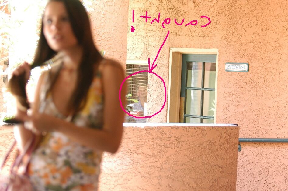 21P A sexy garota americana Monica tira a calcinha e brinca com seu castor aparado