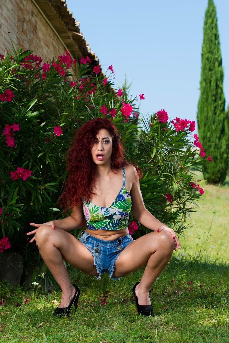 21P Las pervertidas europeas Dana Santo y Valentina Nappi comparten una polla en un picnic