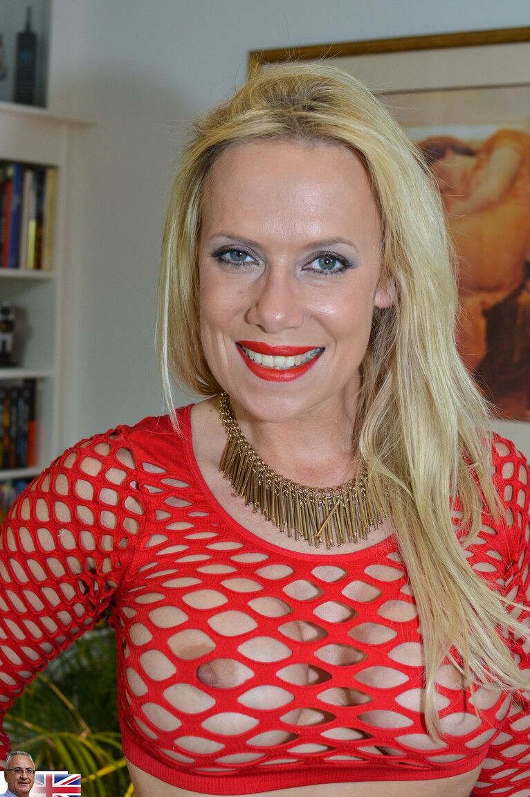 15P La rubia natural Sasha Steele es follada por un anciano con botas de cuero OTK