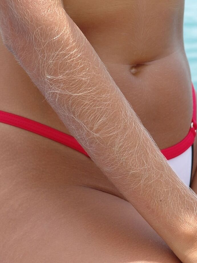21P La chaude MILF Lori Anderson exhibe ses bras poilus dans un bikini sexy sur la plage.