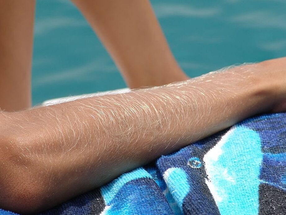 21P La chaude MILF Lori Anderson exhibe ses bras poilus dans un bikini sexy sur la plage.